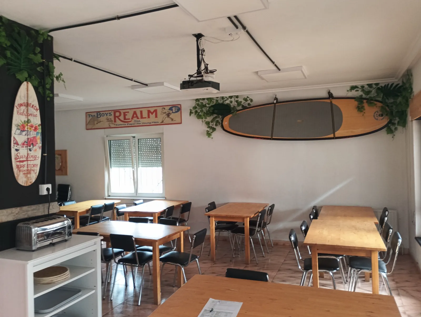 Comedor con decoración surf