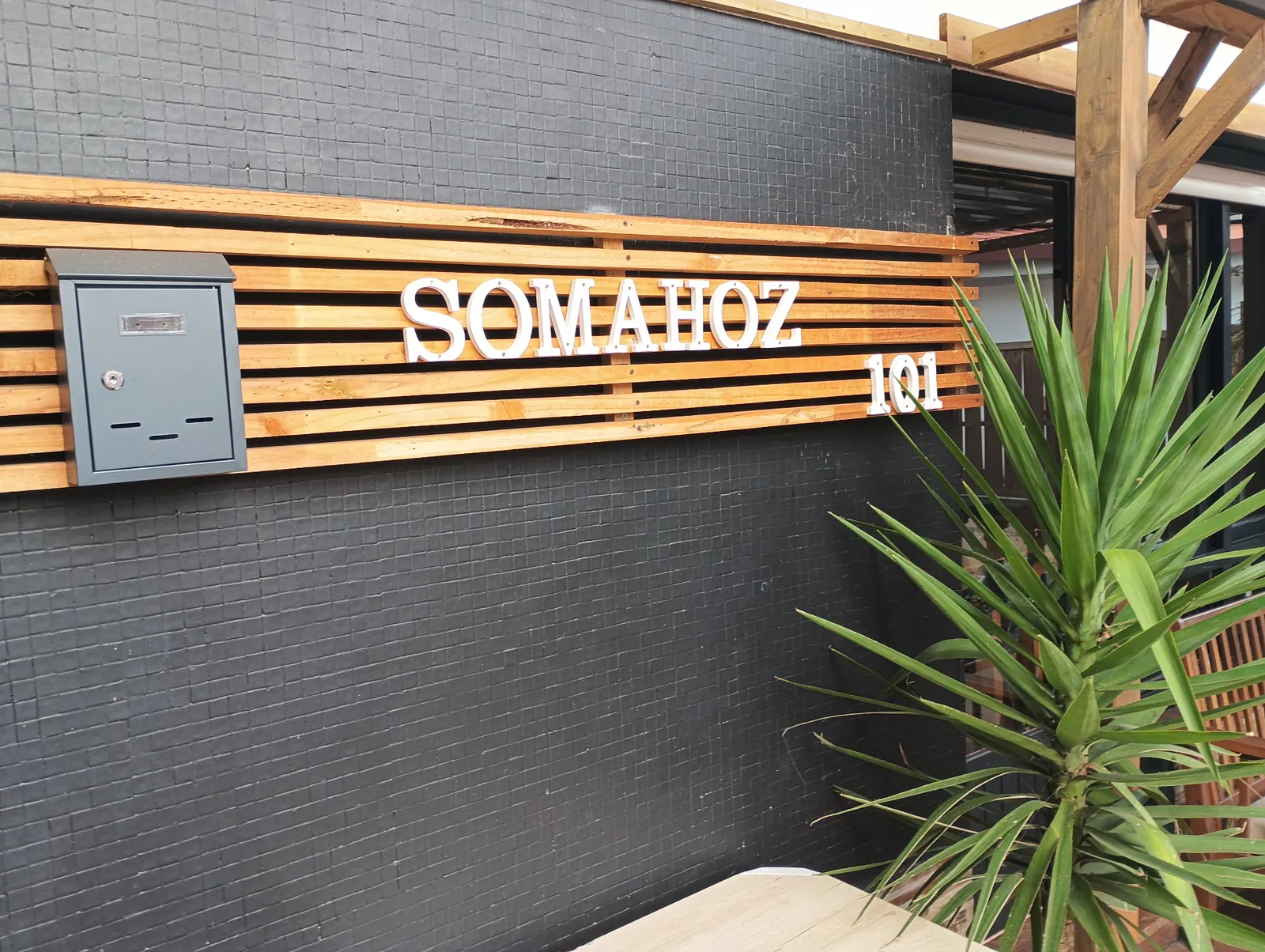 Entrada del hostel Somahoz